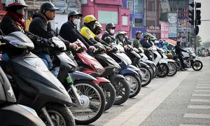 Tăng 10 lần mức phạt với người đi xe máy lên vỉa hè, 4-6 triệu đồng