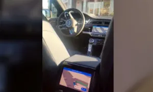 Khách suýt lỡ chuyến bay vì robotaxi chạy lòng vòng một chỗ Khách suýt lỡ chuyến bay vì robotaxi chạy lòng vòng một chỗ
