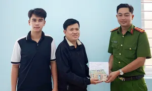 Nam sinh viên trả lại 400 triệu đồng nhặt được