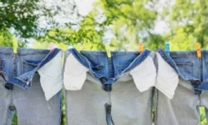 Tại sao nên lộn trái quần áo khi giặt?