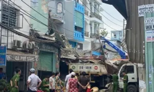 Nổ lò hơi làm sập tường nhà dân ở TP HCM