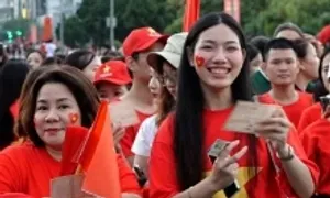 Khán giả xếp hàng chờ xem 'Tự hào là người Việt Nam'