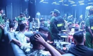 Bên trong bar, vũ trường vừa bị 400 cảnh sát đột kích