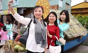 Thư giãn tại chợ nổi Cái Răng trước VnExpress Marathon
