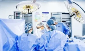 Bé gái sinh non bị thoát vị bẹn