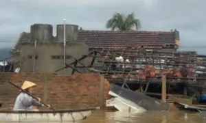 Bất lực khi người thân ở rốn lũ Hòa Thịnh bị nước vây hãm