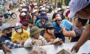 Dòng người nhận hàng cứu trợ ở rốn lũ Đăk Lăk